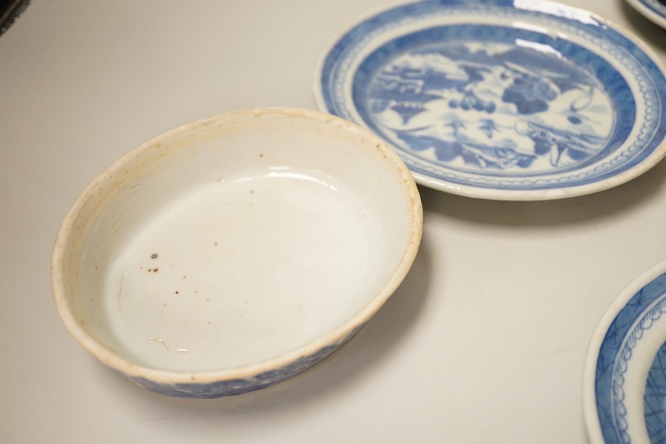 A set of four Chinese Export sauce tureens on stands, early 19th century. 7.5cm tall
